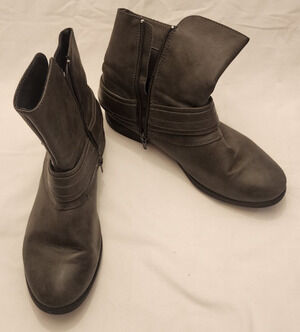 UnR8ted - Sz 9M - *Barcelona* - Grey Buckle - Ankle Booties